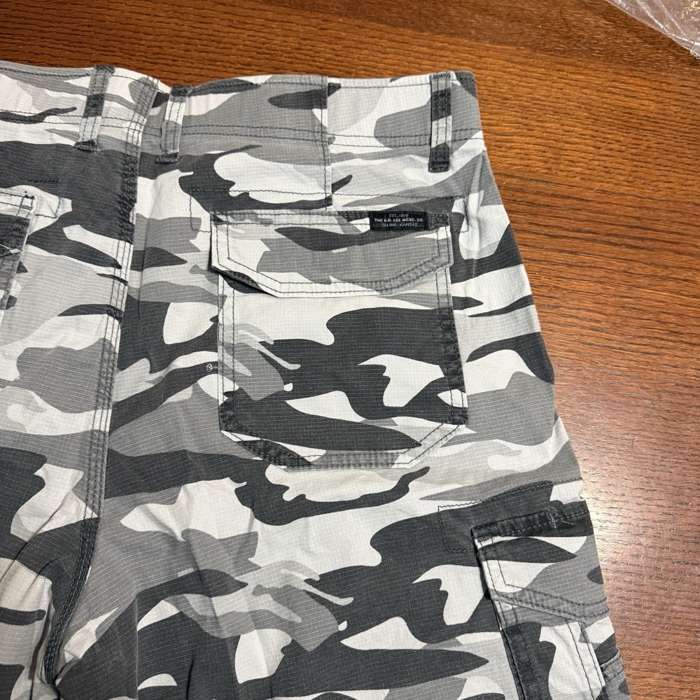 Lee Extreme Motion Cargo Shorts Mens 33 Gray Camo Stretch Performance HikingWork - Picture 10 of 16